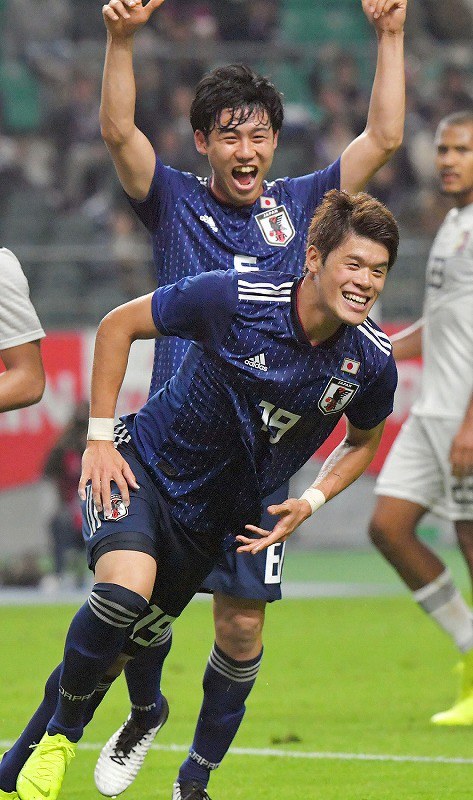 【日本―ベネズエラ】前半、先制ゴールを決めて喜ぶ酒井(手前)=大分銀行ドームで2018年11月16日、森園道子撮影