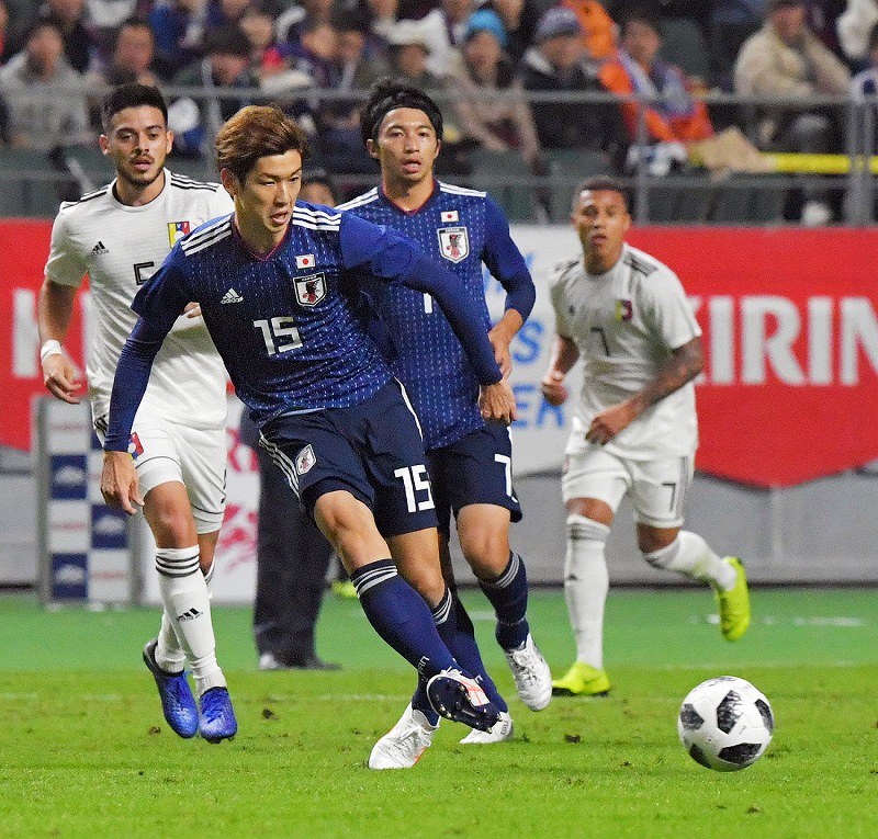【日本―ベネズエラ】前半、ゴール前に攻め込む大迫(手前)=大分銀行ドームで2018年11月16日、森園道子撮影