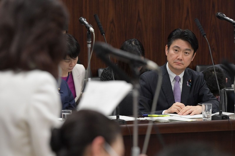 参院法務委員会で外国人労働者の受け入れを拡大する入国管理法改正案に関する糸数慶子氏(手前左)の質問を聞く山下貴司法相(奥右)=国会内で2018年11月15日午後2時23分、川田雅浩撮影
