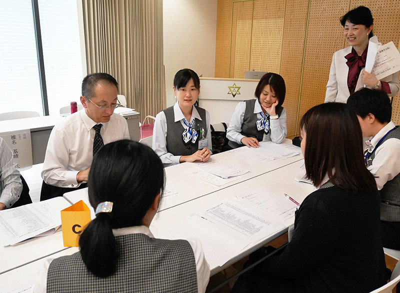 研修では金融機関での高齢者とのやりとりを演じながら、工夫すべき点について皆で検討した=京都府福知山市で、野口由紀撮影