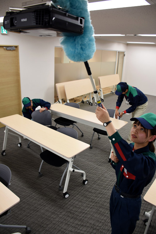 ビルクリーニング業の技能実習生としてベトナムから来日したファムさん(右)。都内のオフィスビルなどの清掃を手がける=東京都新宿区で2018年11月8日、神足俊輔撮影