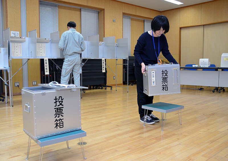投票に必要な投票箱などを設置する篠山市職員たち=兵庫県篠山市黒岡の市民センターで、丸井康充撮影