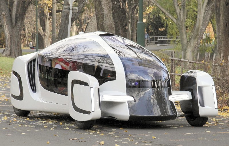 北海道大のキャンパス内を走行する新素材を使った電気自動車「ItoP」=札幌市北区の北海道大で2018年11月17日、坂本智尚撮影