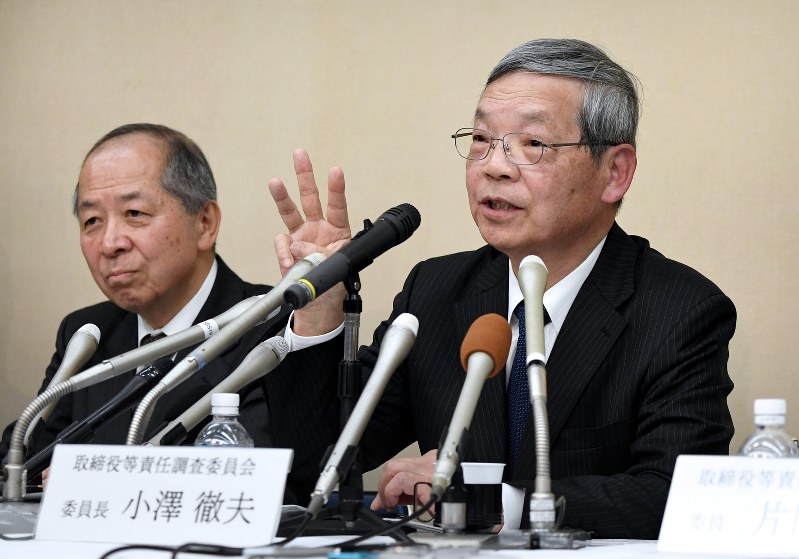 記者会見でスルガ銀行の旧経営陣らの調査結果を説明する取締役等責任調査委員会の小沢徹夫委員長(右)ら=2018年11月14日、竹内紀臣撮影