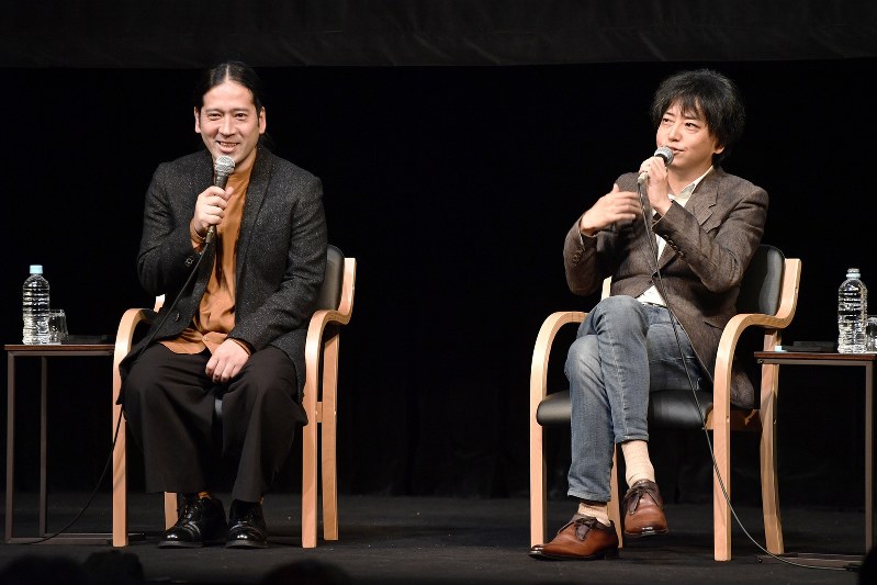 作家の又吉直樹さん(左)と中村文則さん=2018年11月16日、藤井達也撮影