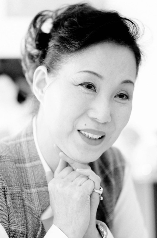 19年前、「東京だヨおっ母さん」のことを語ってくれた島倉千代子さん=1999年6月、小座野容斉撮影