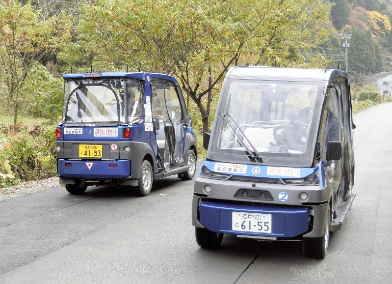 2台の自動運転車を遠隔操作し、公道で同時に走らせた実証実験。運転席の人は緊急時以外は一切操作しない=福井県永平寺町で2018年11月19日午前11時56分、小倉祥徳撮影