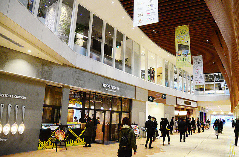 阪急西宮ガーデンズゲート館3階にはカフェレストランなどが入り、ガーデンズ本館に続く通路と一体になっている=兵庫県西宮市高松町で、石川勝義撮影