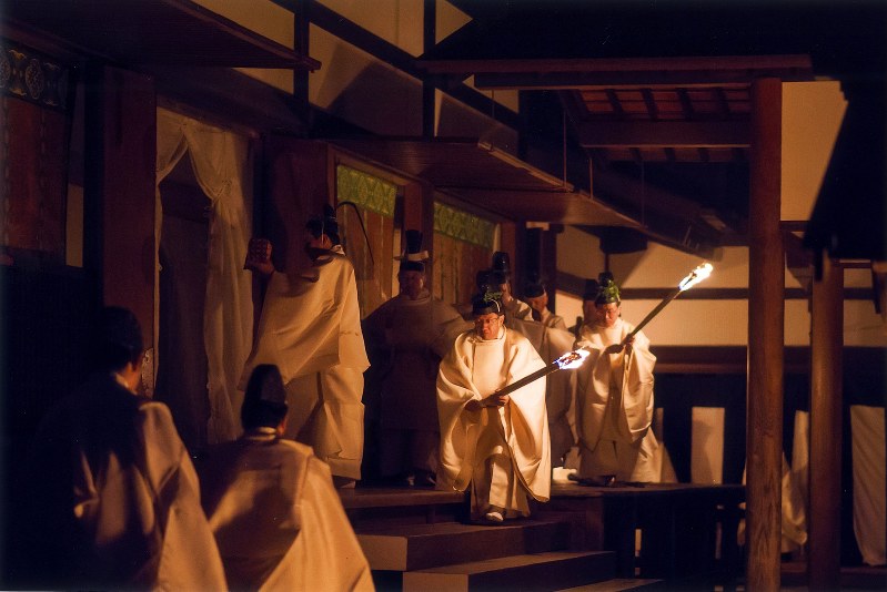 2013年に皇居・神嘉殿で営まれた新嘗祭(夕の儀)=宮内庁提供