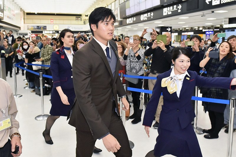 米大リーグ 新人王の大谷が帰国 ファンら２５０人出迎え 写真特集3 5 毎日新聞