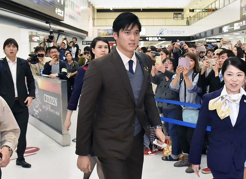 米大リーグ 新人王の大谷が帰国 ファンら２５０人出迎え 写真特集1 5 毎日新聞