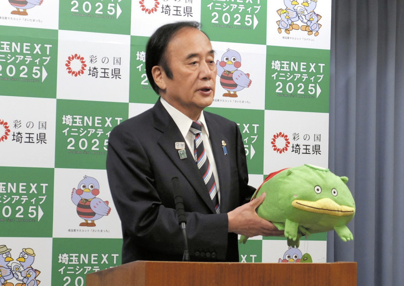 カパルのぬいぐるみを持ち会見する埼玉県の上田清司知事=さいたま市浦和区で2018年11月20日、内田幸一撮影