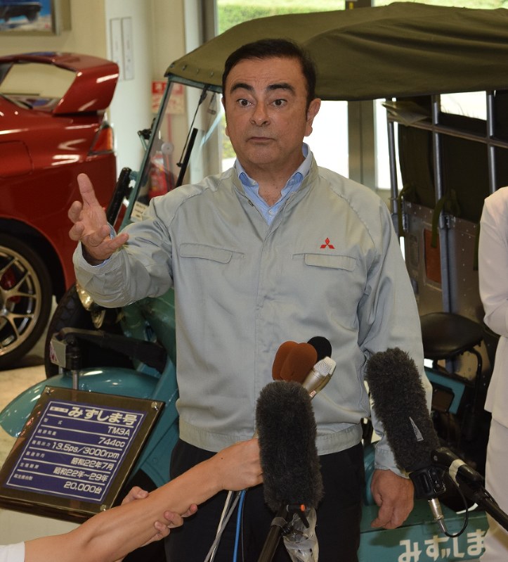 三菱自動車の会長に就任後、2017年に初めて水島製作所を訪れ、報道陣の質問に答えるカルロス・ゴーン氏=岡山県倉敷市で2017年6月28日、小林一彦撮影