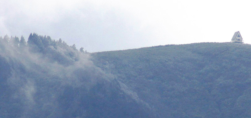 うっすら雪化粧した氷ノ山山頂付近=兵庫県養父市関宮で、松田学撮影