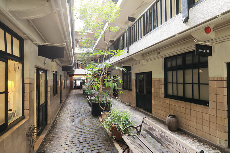 中庭が印象的な船場ビルディング=大阪市中央区淡路2