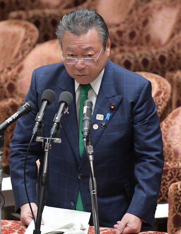 衆院内閣委員会で自身の問題についての質問に答える桜田義孝五輪担当相=国会内で2018年11月21日午前11時18分、川田雅浩撮影