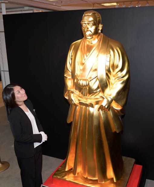 明治維新150年：黄金の西郷隆盛像を公開 高島屋大阪店 | 毎日新聞