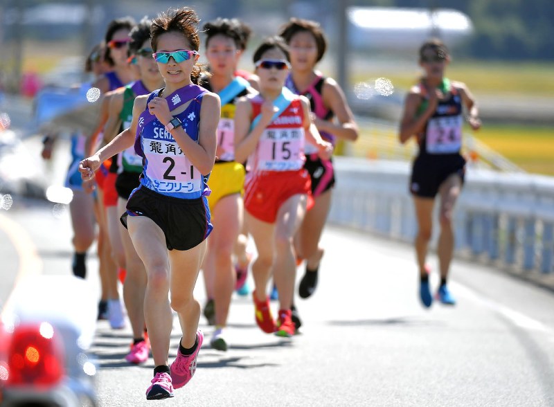 予選会の1区でスパートする積水化学の佐藤早也伽(手前)=福岡県宗像市で10月21日、徳野仁子撮影