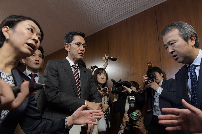 衆院法務委員会で審議の進め方に抗議して午前中の欠席を決めて、出席要請に来た理事の自民党議員(右)に詰め寄る立憲・山尾志桜里氏(左手前)や野党議員たち=国会内で2018年11月22日午前9時14分、川田雅浩撮影