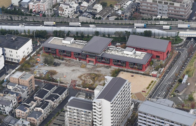 森友学園が小学校の建設を目指していた国有地。建物は残ったままとなっている=大阪府豊中市で2018年11月22日午前10時32分、本社ヘリから木葉健二撮影