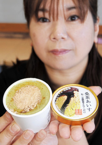23日に発売される「桑茶アイスクリーム和三盆糖蜜きなこがけ」=香川県さぬき市の高松自動車道・津田の松原サービスエリアで2018年11月20日、植松晃一撮影