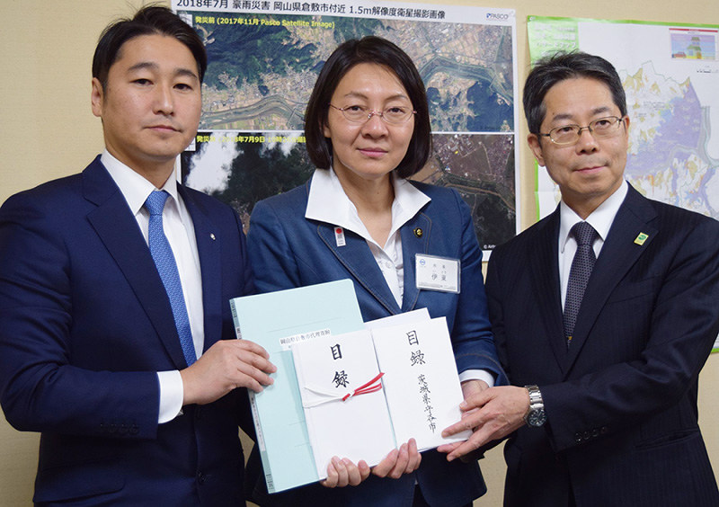 岡山県倉敷市に寄せられたふるさと納税の目録などを伊東香織市長(中央)に手渡す茨城県境町の橋本正裕町長(左)と同県守谷市の田中健・副市長=倉敷市役所で、小林一彦撮影