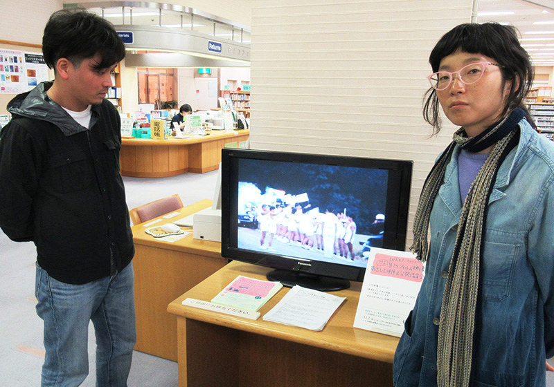 1964年の聖火リレーなど鳥取県内の8ミリフィルム記録を集めた蛇谷りえさん(右)と松本篤さん=鳥取市尚徳町の県立図書館で、山本真也撮影