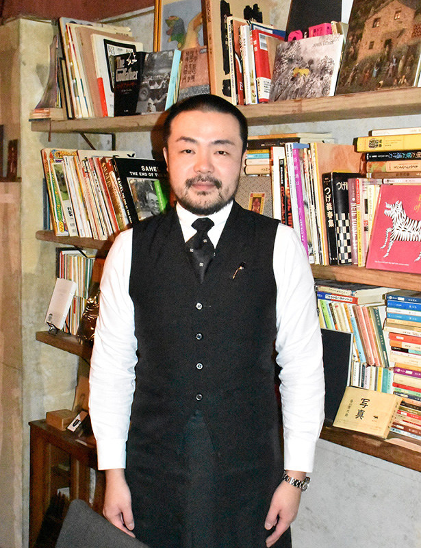 ブックカフェ・バー「半空(なかぞら)」店長の岡田陽介さん=高松市瓦町1で、小川和久撮影