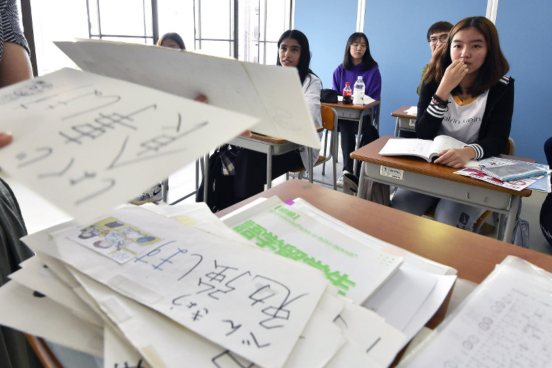 「たぶんかフリースクール」で日本語を学ぶ外国籍の生徒たち=東京都荒川区で、渡部直樹撮影