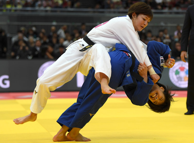 女子52キロ級決勝で角田を攻める阿部(右)=久保玲撮影