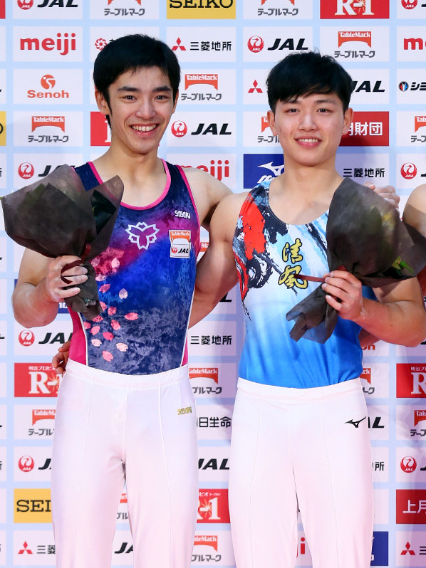 個人総合スーパーファイナルで優勝して笑顔を見せる白井(左)、右は2位の三輪=佐々木順一撮影