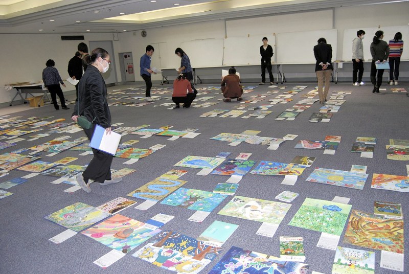 読書感想画中央コンクールの昨年の審査の様子