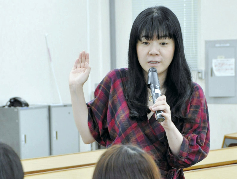 東京学芸大の人権教育の授業で、学生に語り掛けるNPO法人「ワールドオープンハート」の阿部恭子理事長=東京都小金井市で2018年11月8日、田中理知撮影