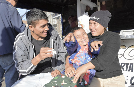 おどける長男ホルヘちゃん（中央）を囲み、笑顔がはじけるウレアさん（左）と妻シンディさん＝メキシコ北西部ティフアナで１１月２３日、山本太一撮影