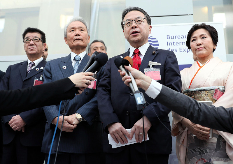 BIE総会の発表を終えて、記者の質問に答える世耕弘成経済産業相(右から2人目)、経団連の榊原定征前会長(同3人目)ら=パリのOECDカンファレンスセンターで2018年11月23日午後1時54分、幾島健太郎撮影