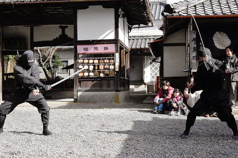 迫力ある演武を披露する「伝統忍者集団・黒党」ら=三重県伊賀市一之宮の敢国神社で、衛藤達生撮影