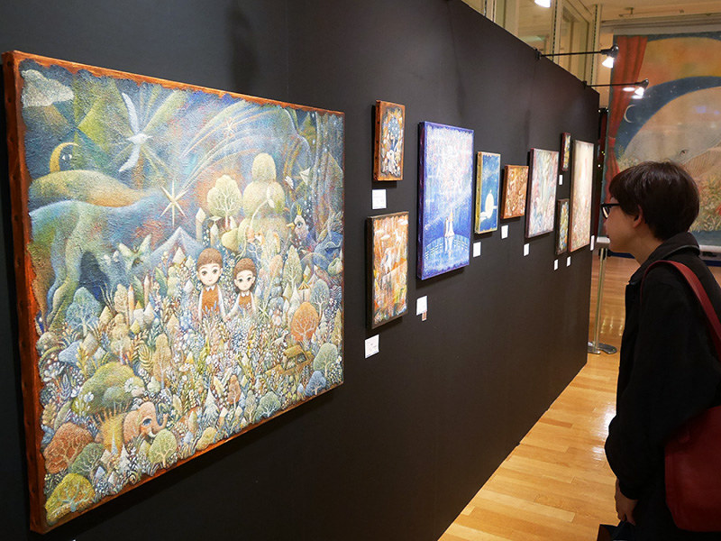 訪れた人はたなかしんさんの作品をじっくりと鑑賞していた=大阪市北区の阪急うめだ本店で、野口由紀撮影