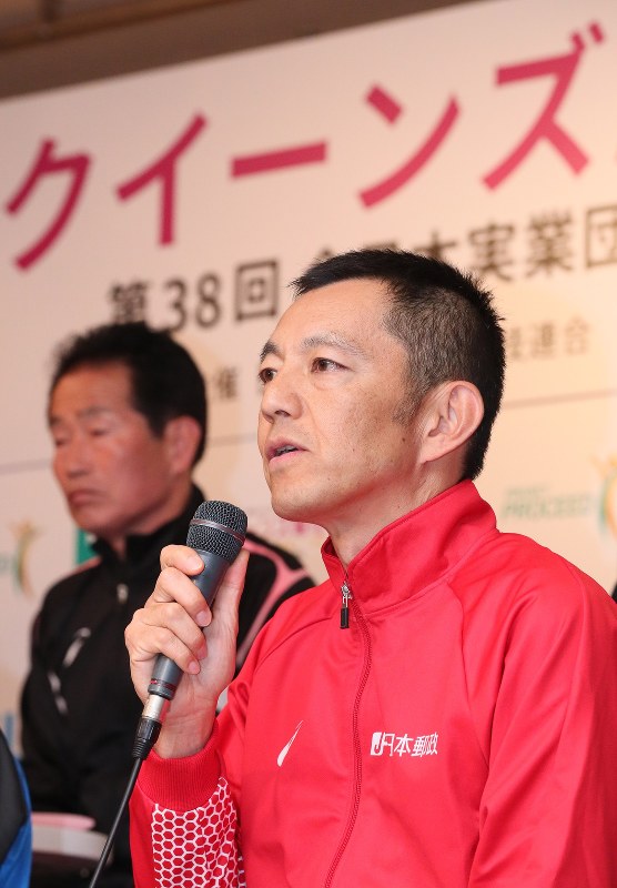 前日記者会見でレースへの意気込みを話す日本郵政グループの高橋昌彦監督=仙台市で2018年11月24日、玉城達郎撮影