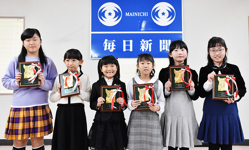 第54回創作童話コンクールで優秀賞を受賞した6人=和歌山市福町の宮井新聞舗ホールで、砂押健太撮影