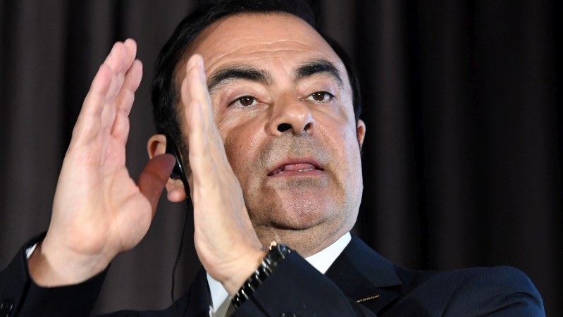 三菱自との資本業務提携を発表する日産のカルロス・ゴーン社長(当時)=横浜市で2016年5月12日、徳野仁子撮影