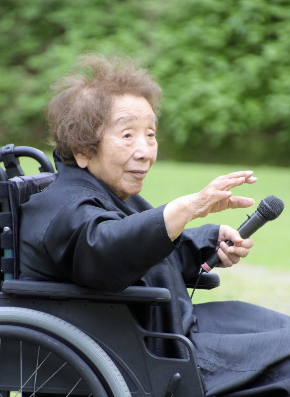 ねむの木学園の利用者たちに、両陛下を迎える際に披露するダンスを指導する宮城まり子さん=静岡県掛川市で2018年6月29日、山田奈緒撮影