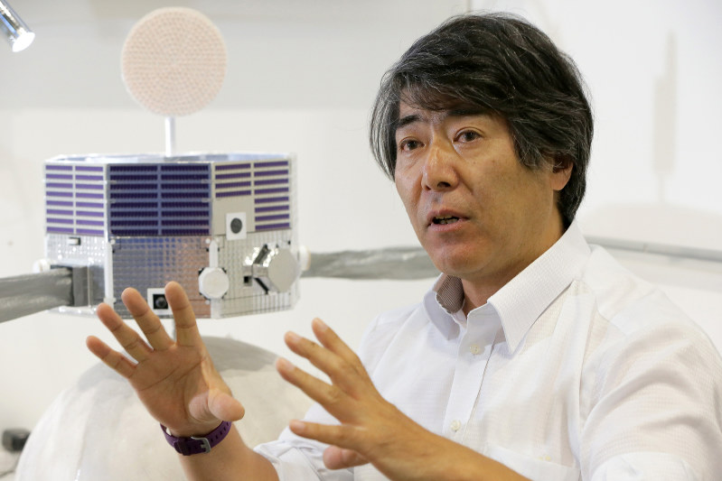 左は水星探査機「みお」の模型