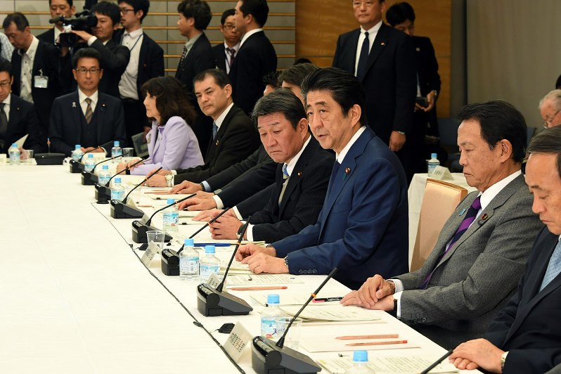 経済財政諮問会議、未来投資会議などの合同会議であいさつする安倍晋三首相(右から3人目)=首相官邸で2018年11月26日午後6時14分、根岸基弘撮影