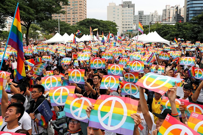 住民投票で同性婚反対派による提案が賛成多数で成立したことを受け、同性婚支持派がデモをした=台湾南部・高雄で25日、ロイター