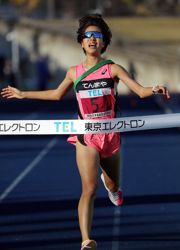 2位でフィニッシュする天満屋の小原=仙台市宮城野区の弘進ゴムアスリートパーク仙台で2018年11月25日、喜屋武真之介撮影
