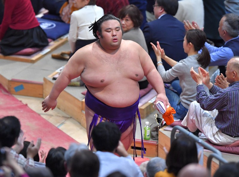 【大相撲九州場所千秋楽】錦木を降して13勝目を上げ、支度部屋へ戻る貴景勝=福岡国際センターで2018年11月25日、徳野仁子撮影