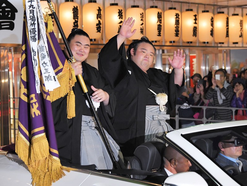 【大相撲九州場所千秋楽】初優勝し、パレードでファンに手を振る貴景勝関。左は隆の勝関=福岡市博多区で2018年11月25日、徳野仁子撮影
