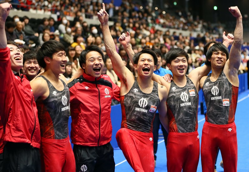 男子団体で優勝が決まり、喜ぶ順天堂大の選手たち=高崎アリーナで2018年11月25日、佐々木順一撮影