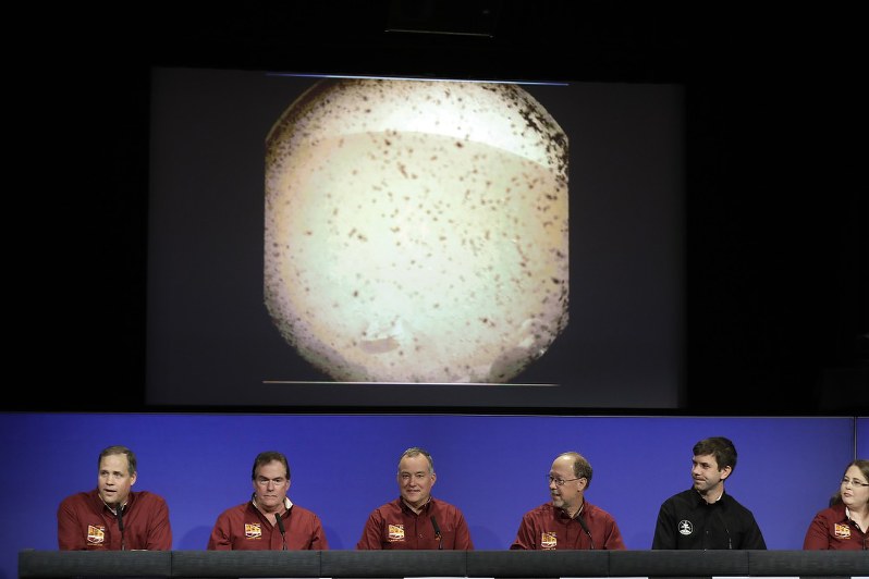 火星着陸に成功した探査機インサイトから届いた画像を見せながら、声明を発表するNASA幹部=米カリフォルニアで26日、AP