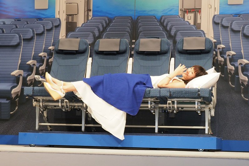 ANAのA380に導入される「カウチシート」に笑顔で寝そべってPRする綾瀬はるかさん=東京都中央区で2018年11月27日午前10時55分、米田堅持撮影